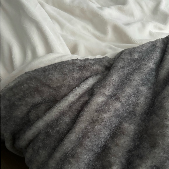 Like new. Full size UGG reversible bedding.Off white soft velvet/furry grey